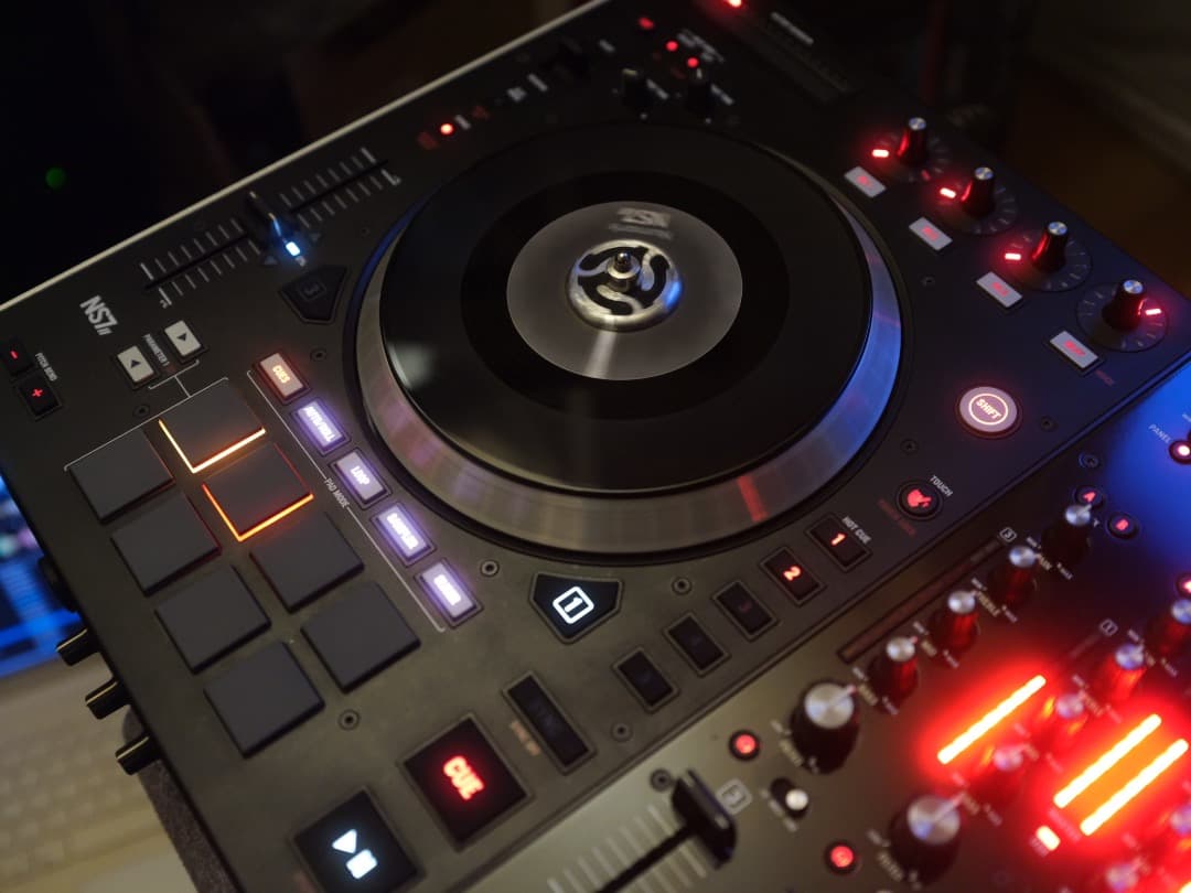 【値下げ】Numark NS7 Ⅱ DJコントローラー (プラッター回転自走)