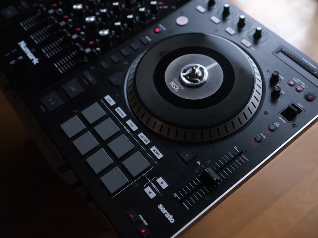 【値下げ】Numark NS7 Ⅱ DJコントローラー (プラッター回転自走)