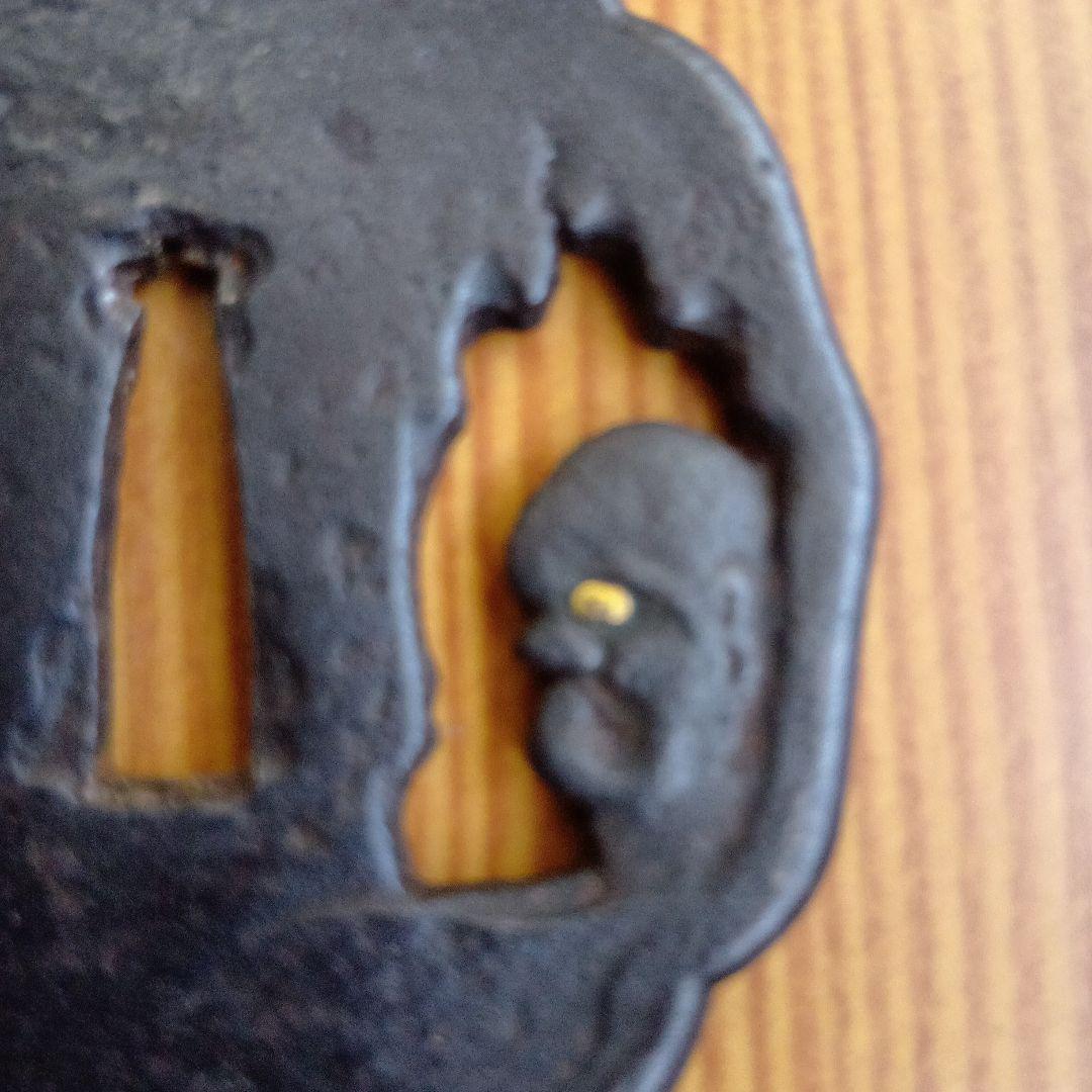 江戸時代鉄製 鍔 達磨大師の透かし彫り。眼は金象嵌で裏表共