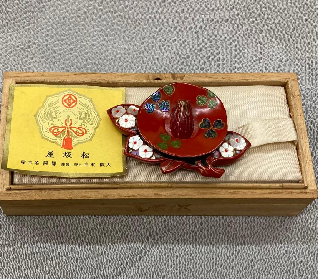 B65s  朱塗椿花形 帯留　菊花　螺鈿細工