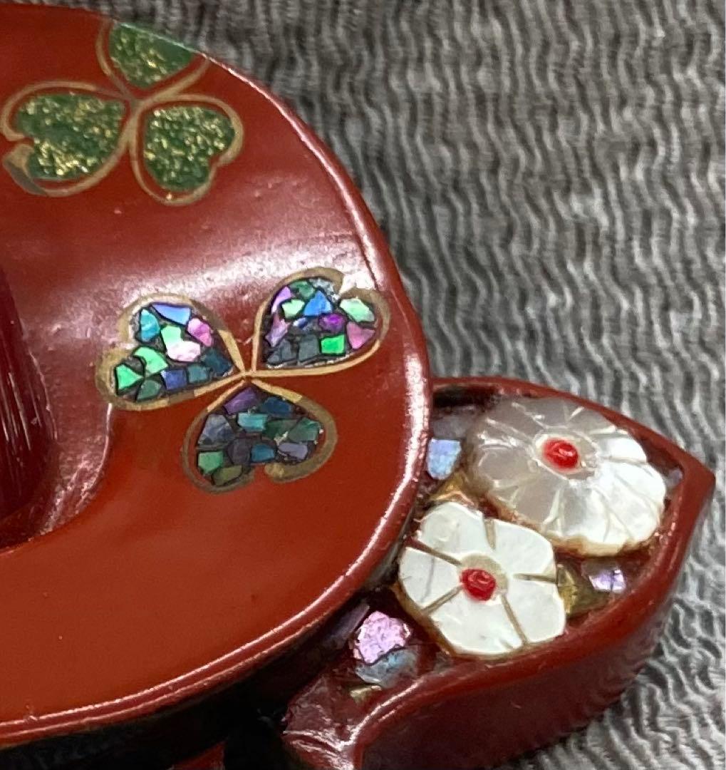 B65s  朱塗椿花形 帯留　菊花　螺鈿細工