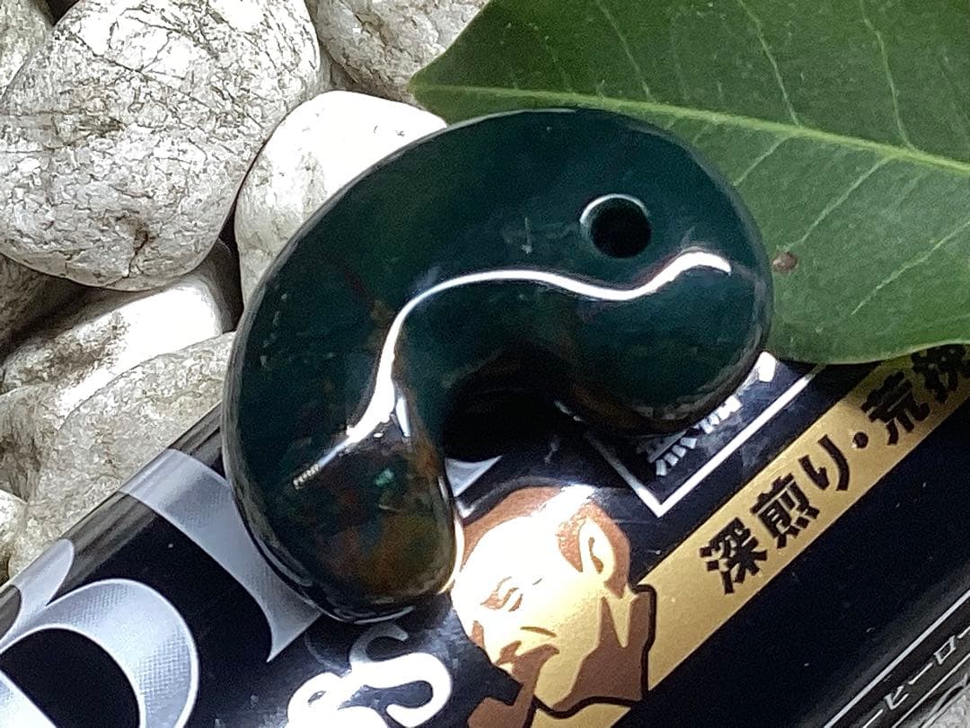 神宿る【 出雲石(青緑色の碧玉) 】島根県花仙山瑪瑙　青瑪瑙　出雲型勾玉　鑑別