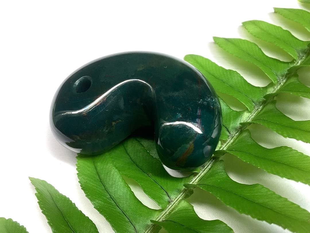 神宿る【 出雲石(青緑色の碧玉) 】島根県花仙山瑪瑙　青瑪瑙　出雲型勾玉　鑑別