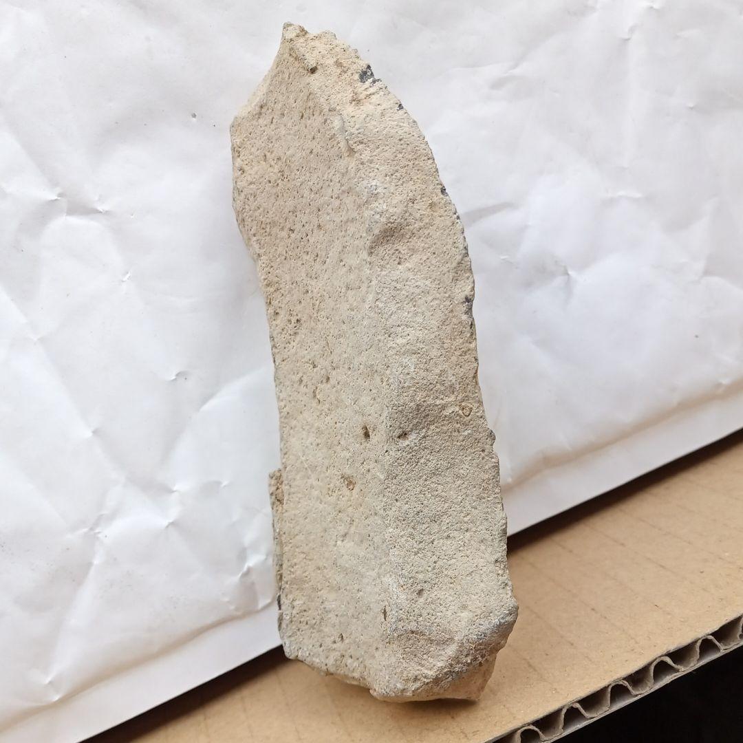 古く風化した裏側が礫石器　サヌカイト　遺跡出土 石器　　200