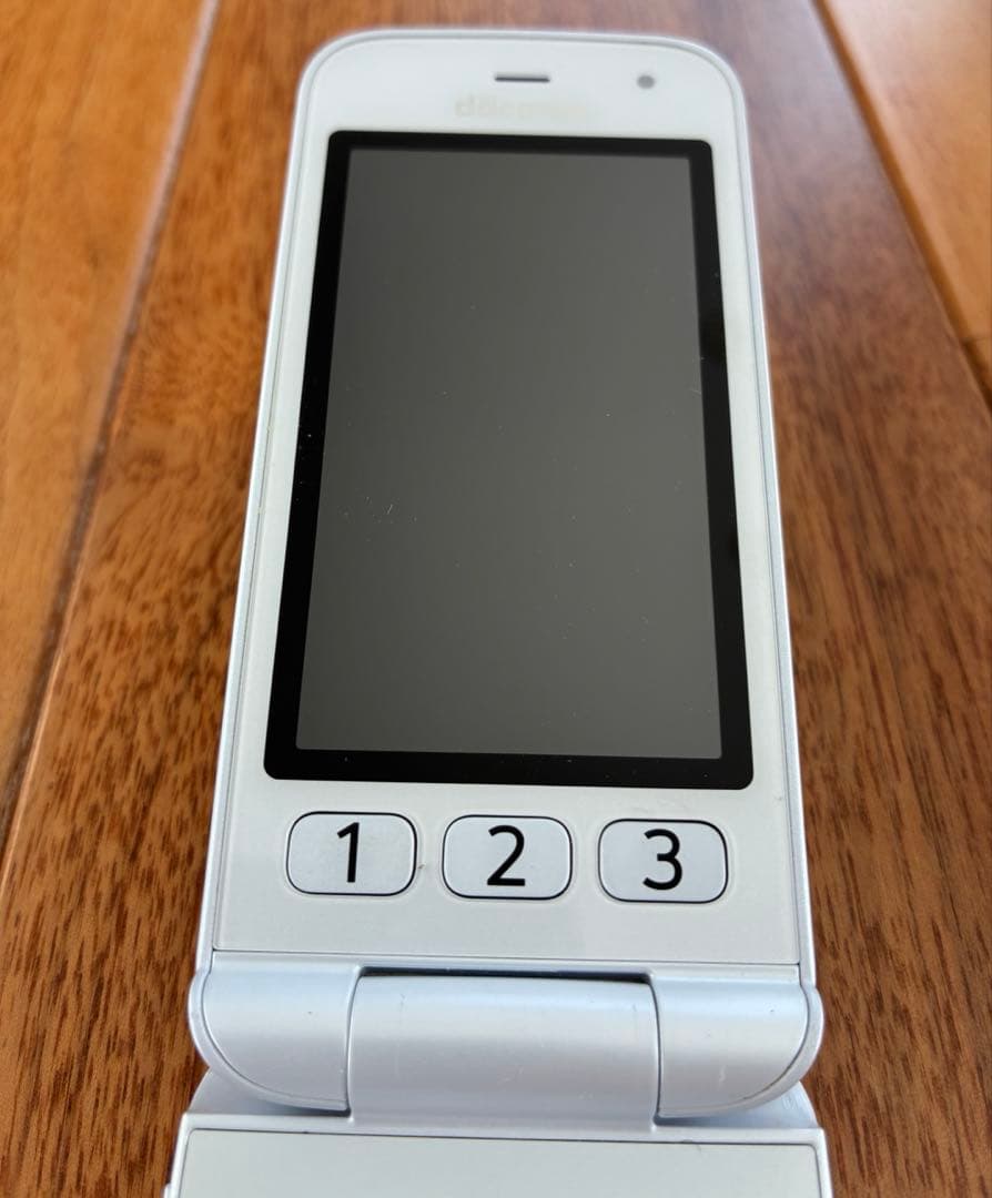 Docomo らくらくホン F-01M ホワイト 充電器付き