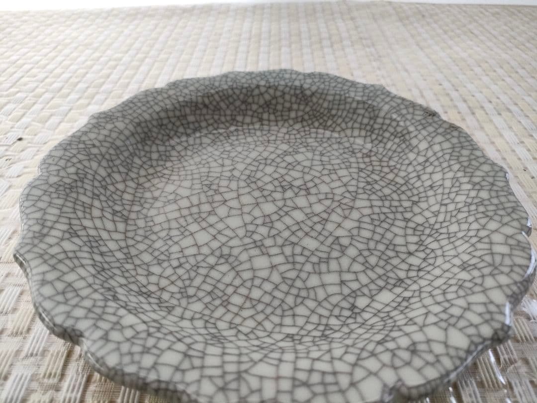 ●中国製 窯変釉 輪花縁皿 直径19cm／灰銀クラックル／裏銘「官」印