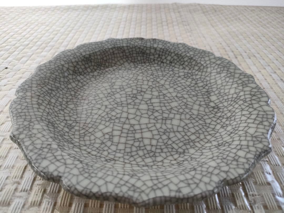 ●中国製 窯変釉 輪花縁皿 直径19cm／灰銀クラックル／裏銘「官」印