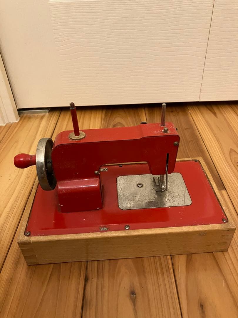 赤いアンティークミシン