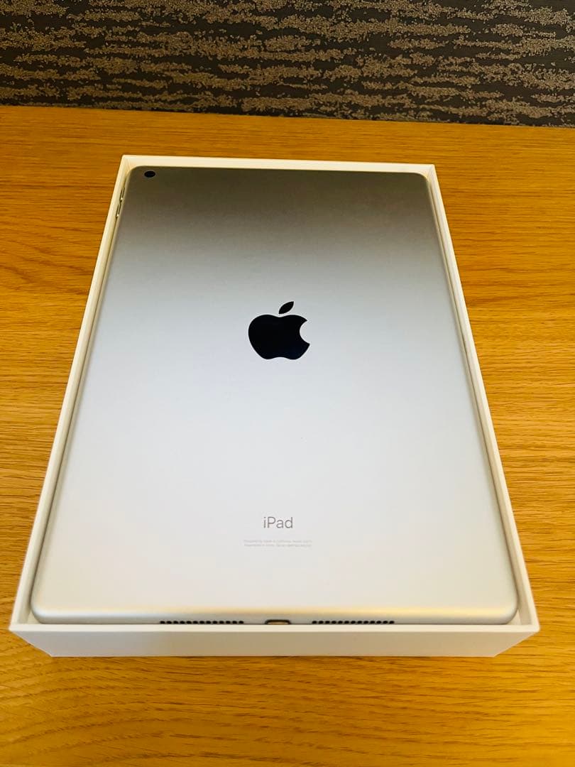 美品　iPad 第8世代 本体 箱付き