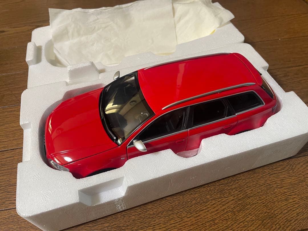 ミニチャンプス製　アウディRS4 アバント　B7型　1/18