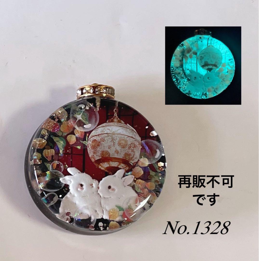 RUKURUKU//星雲と窓辺の子猫達　蓄光　オルゴナイトキーホルダー