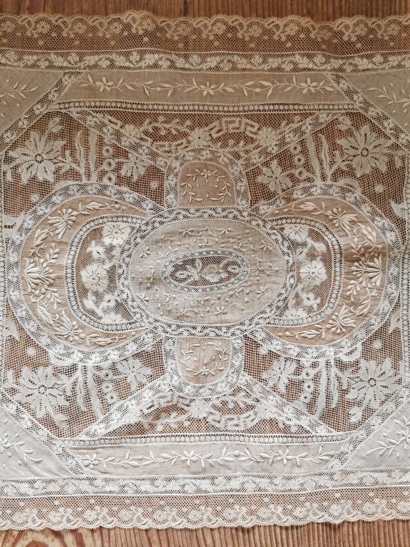 アンティーク ノルマンディーレースランナー セピアトーン 美しい盛上刺繍ドイリー