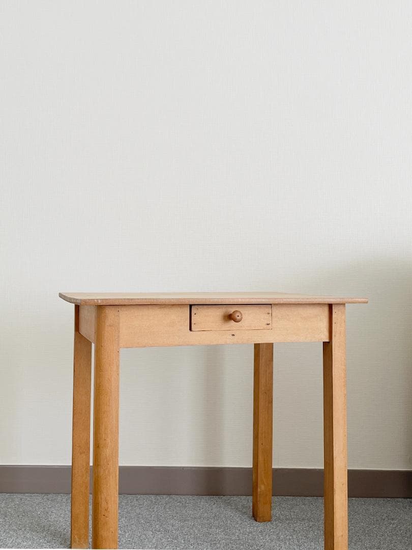 スモールなフランスのサイドテーブル