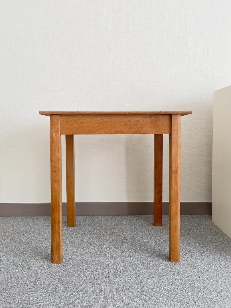 スモールなフランスのサイドテーブル