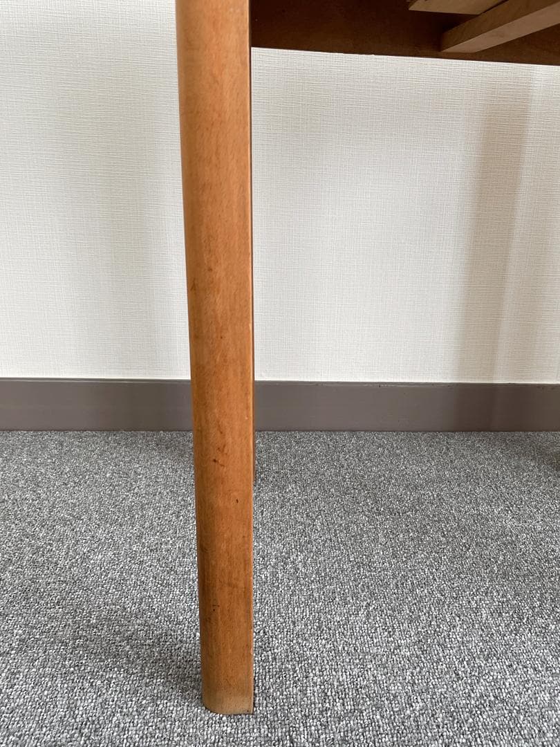 スモールなフランスのサイドテーブル