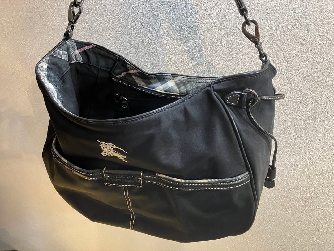 バーバリー　ナイロンバッグ　肩掛け可能　ノバチェック　刺繍ロゴ　ブラック￼