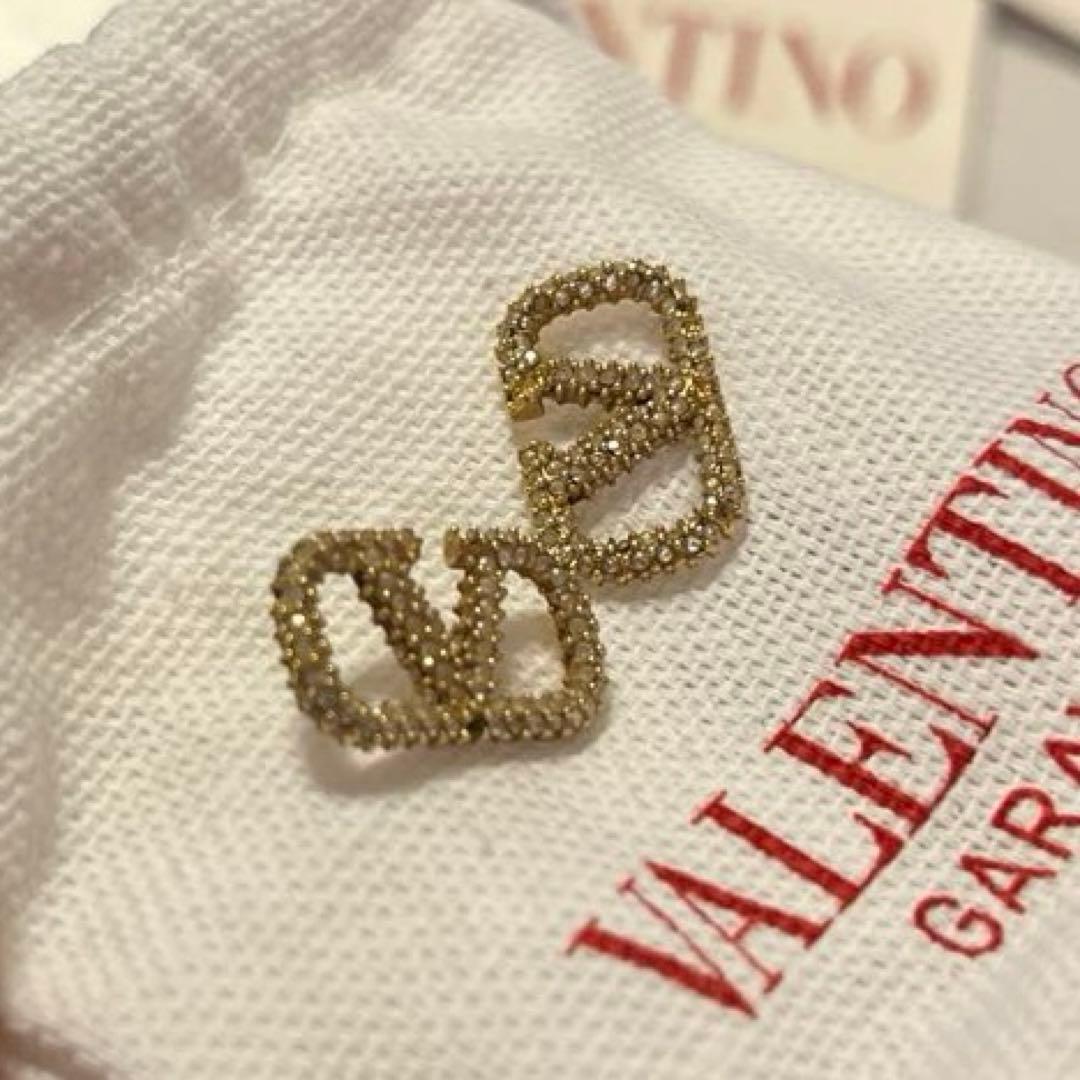 ヴァレンティノ Vロゴ シグネチャー メタル スワロフスキー クリスタル ピアス