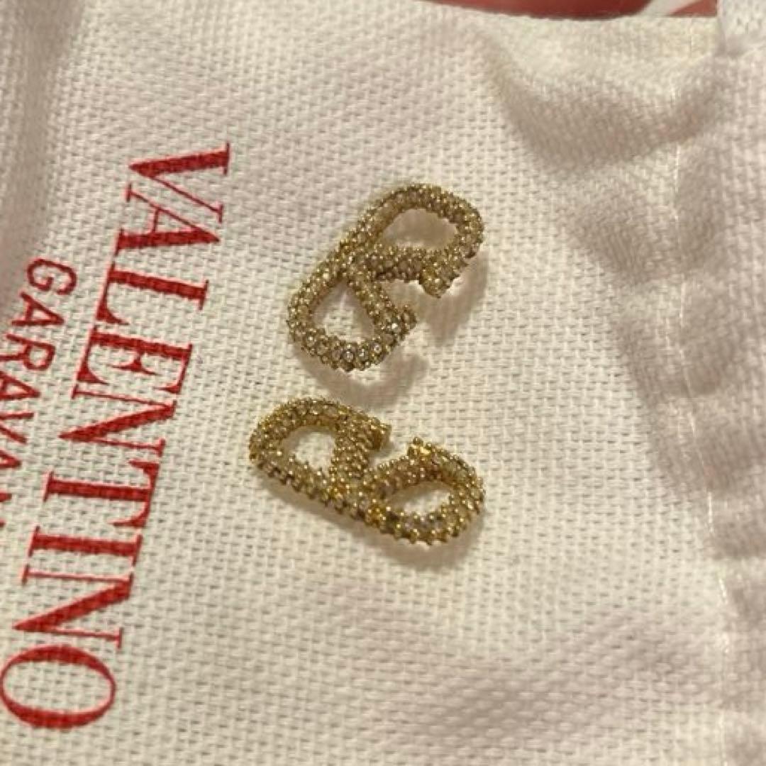 ヴァレンティノ Vロゴ シグネチャー メタル スワロフスキー クリスタル ピアス