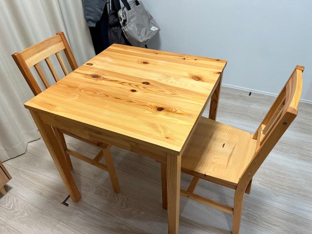 ダイニングテーブルと椅子2脚セット