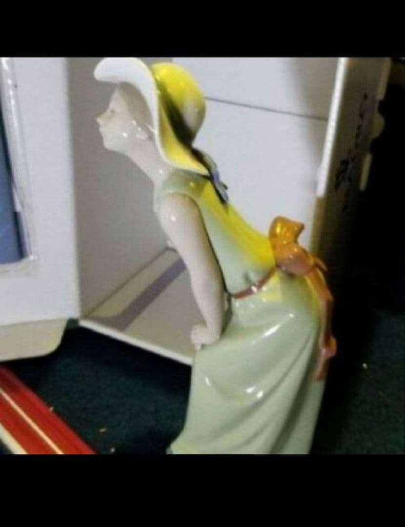 リヤドロ LLADRO人形 鏡の前で若草色の少女 女の子 帽子 ワンピース