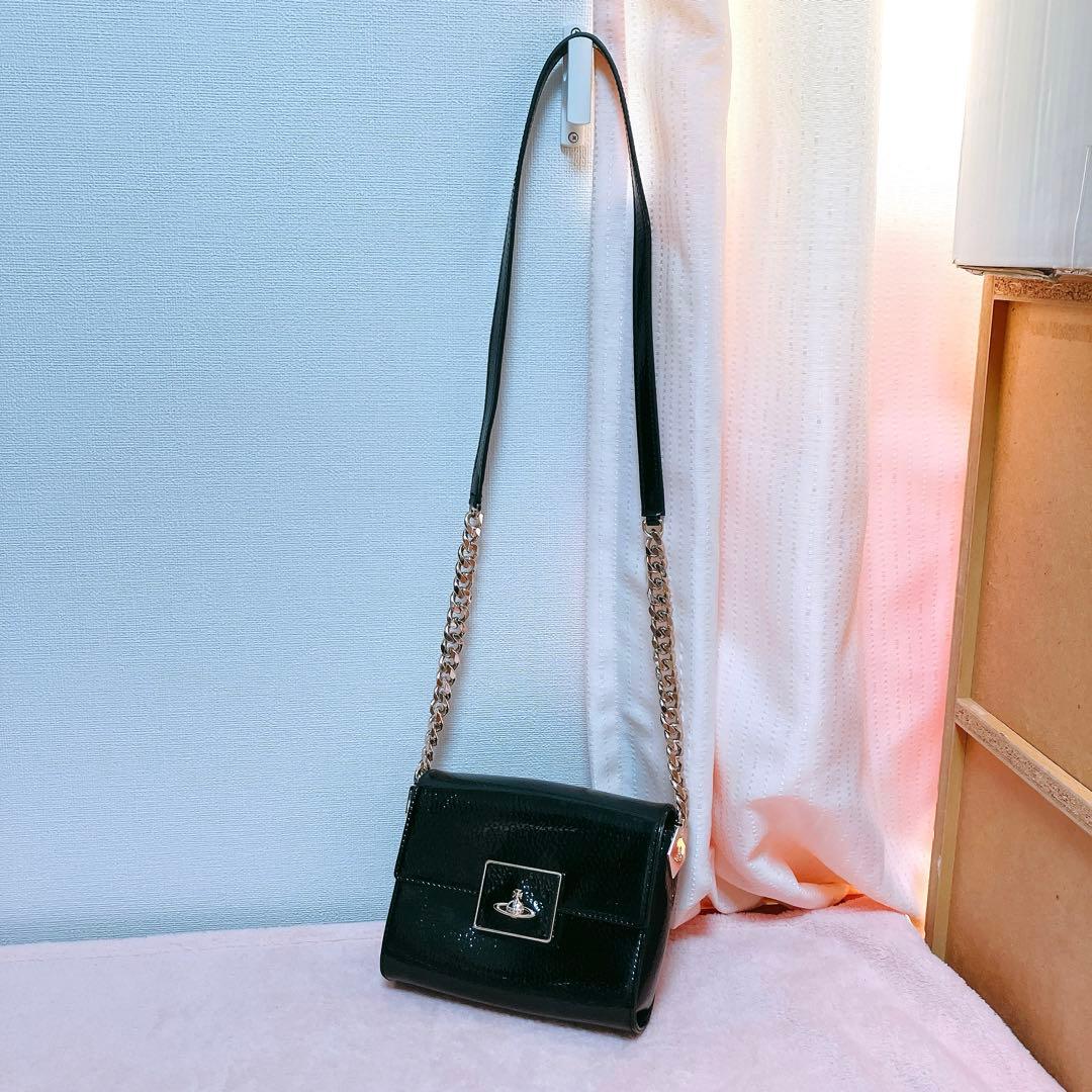 【美品】エナメル　チェーンショルダーバッグ　ブラック　黒　ゴールド　スクエア