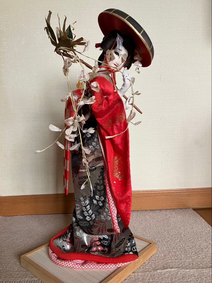 日本人形　藤娘　傘を持つ赤と黒の日本人形