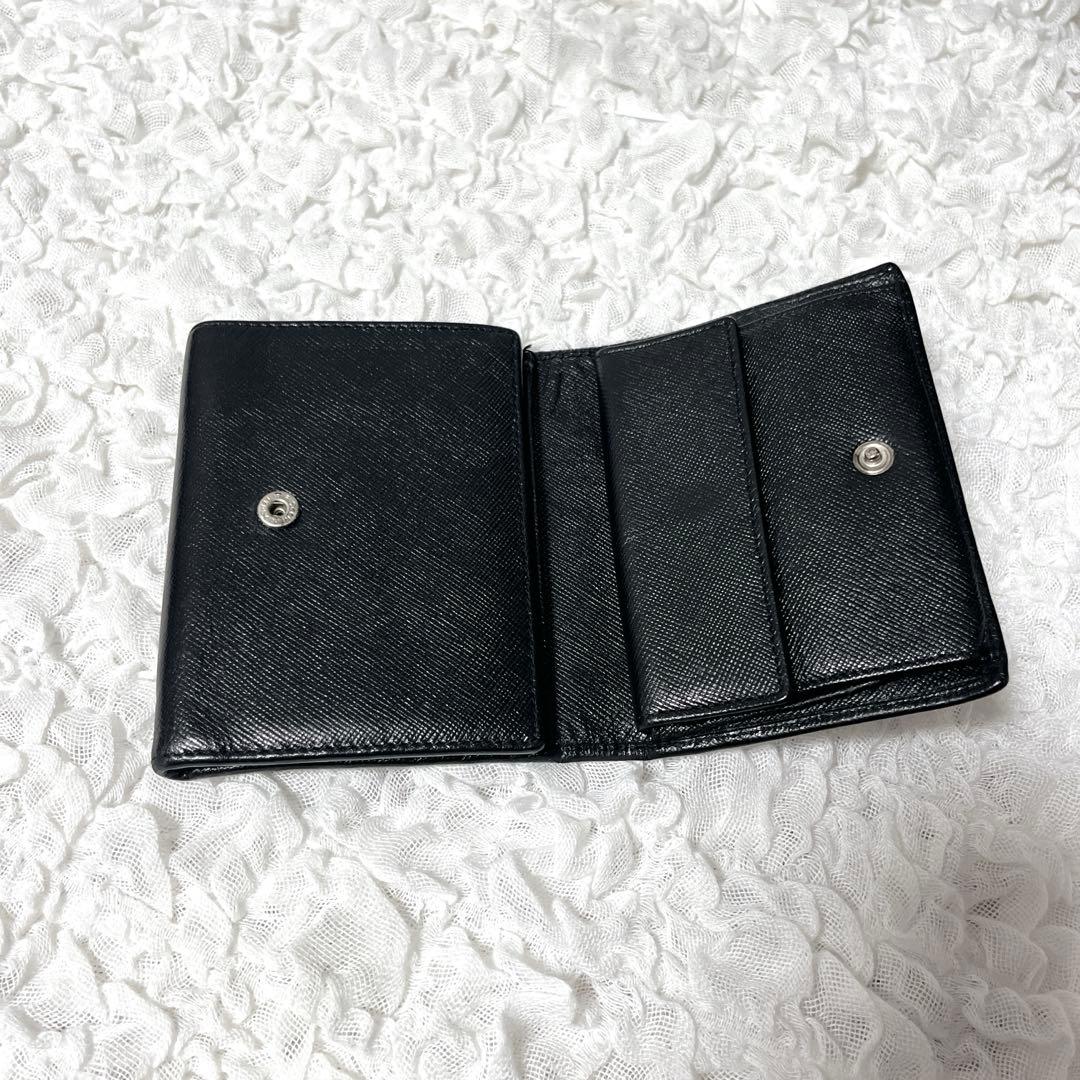 PRADA ブラック 三つ折り財布　三角　トライアングル　サフィアーノレザー