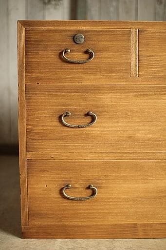 古く味のある木製の引き出し5杯　チェスト