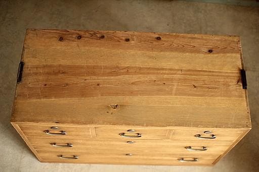 古く味のある木製の引き出し5杯　チェスト