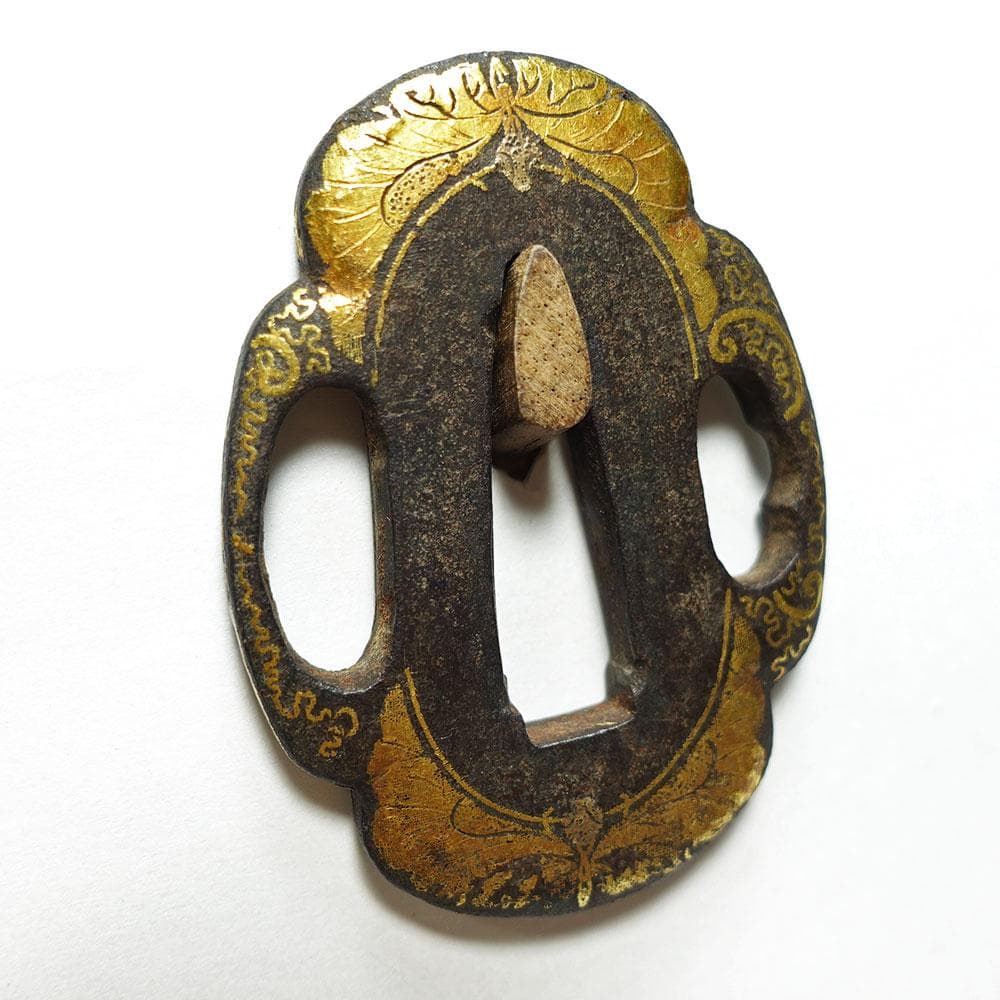 肥後の喰出鐔　鉄地木瓜形蝶唐草文鐔　肥後金工　両櫃孔　毛彫　金象嵌　はみだし