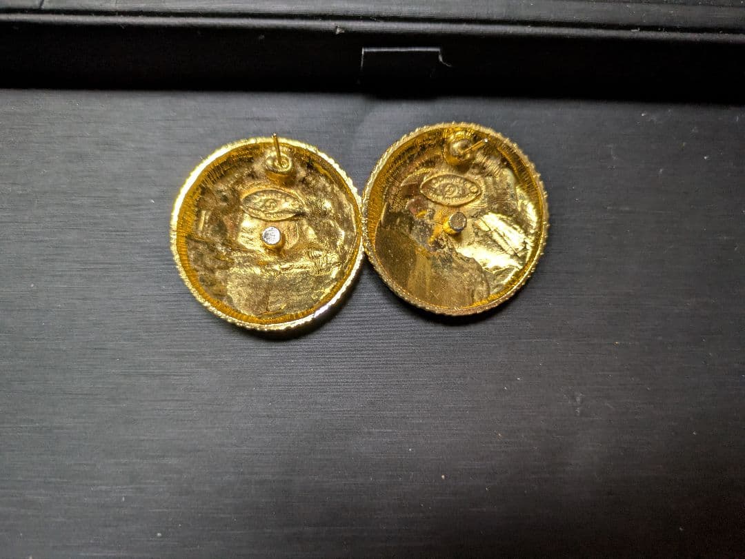 Coco Chanel ゴールドボタンピアス