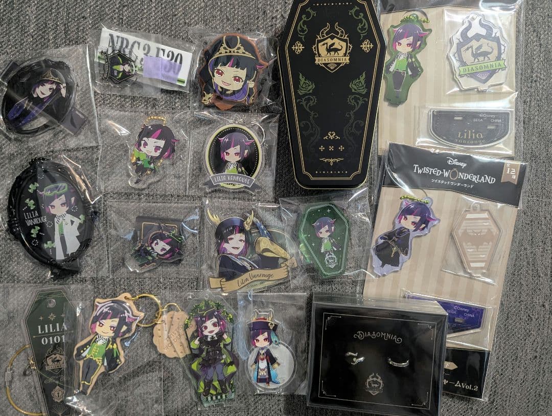 ツイステ リリア まとめ売り(ぬいぐるみ、アクキー、紙類、缶バッジなど)