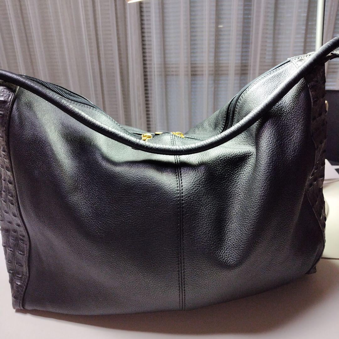 イタリア製　黒のショルダーバッグ クロコダイル風