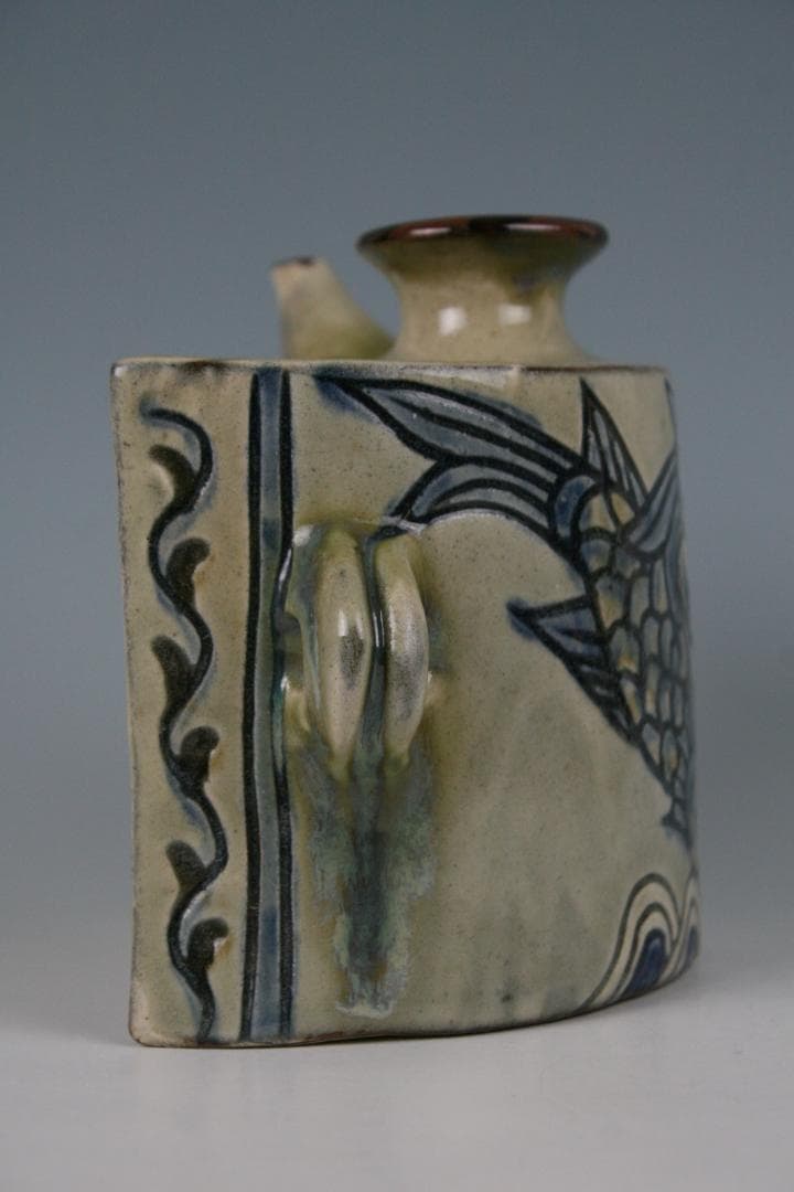 人間国宝金城次郎長男 琉球壷屋焼 登り窯　金城敏男 作 線彫魚文抱瓶（中）