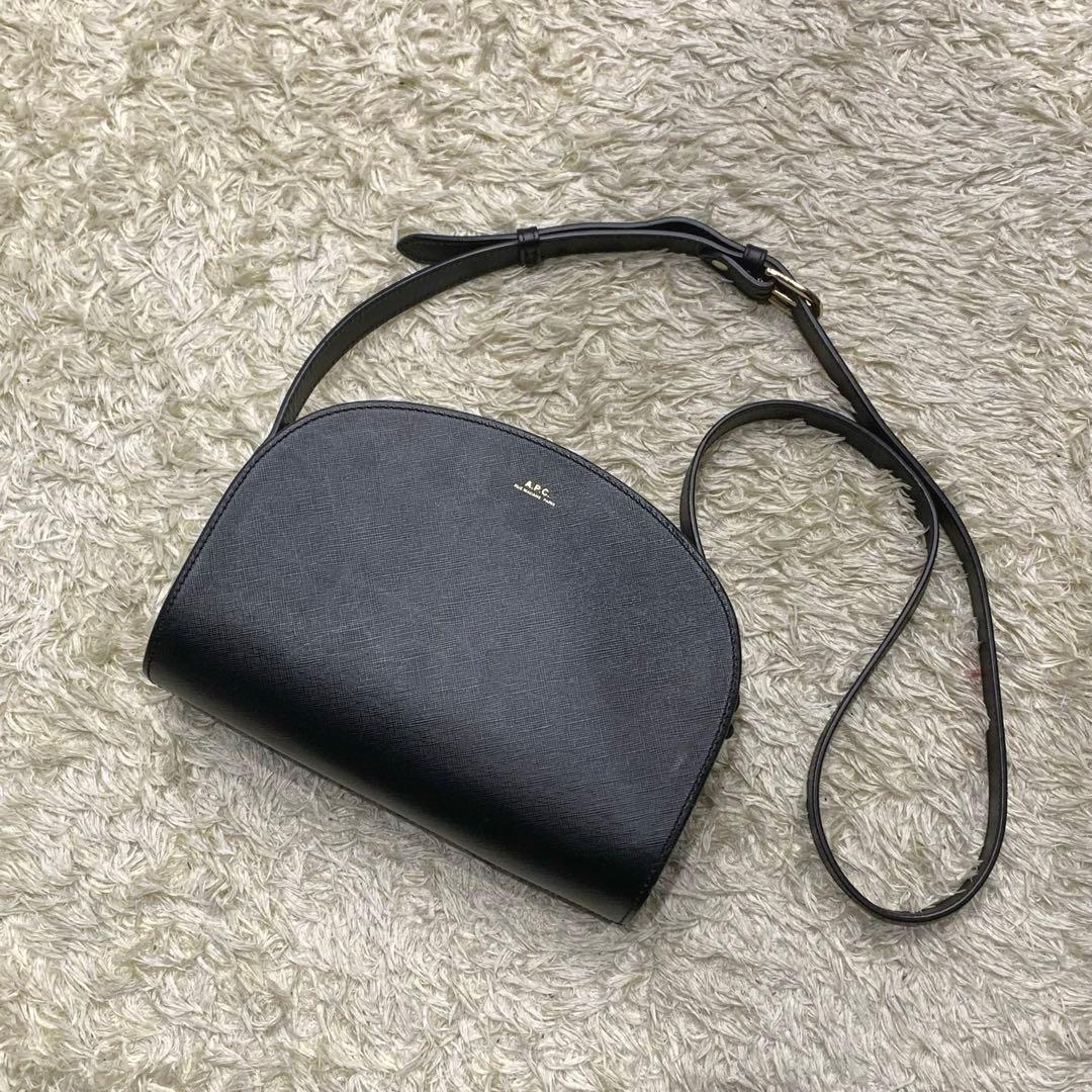 美品✨A.P.C. ショルダーバック　ハーフムーン　エンボス加工　ブラック