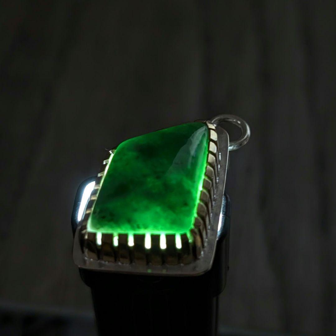 ハンドメイドの糸魚川翡翠トップ　ネックレストップ　インディアンジュエリー風