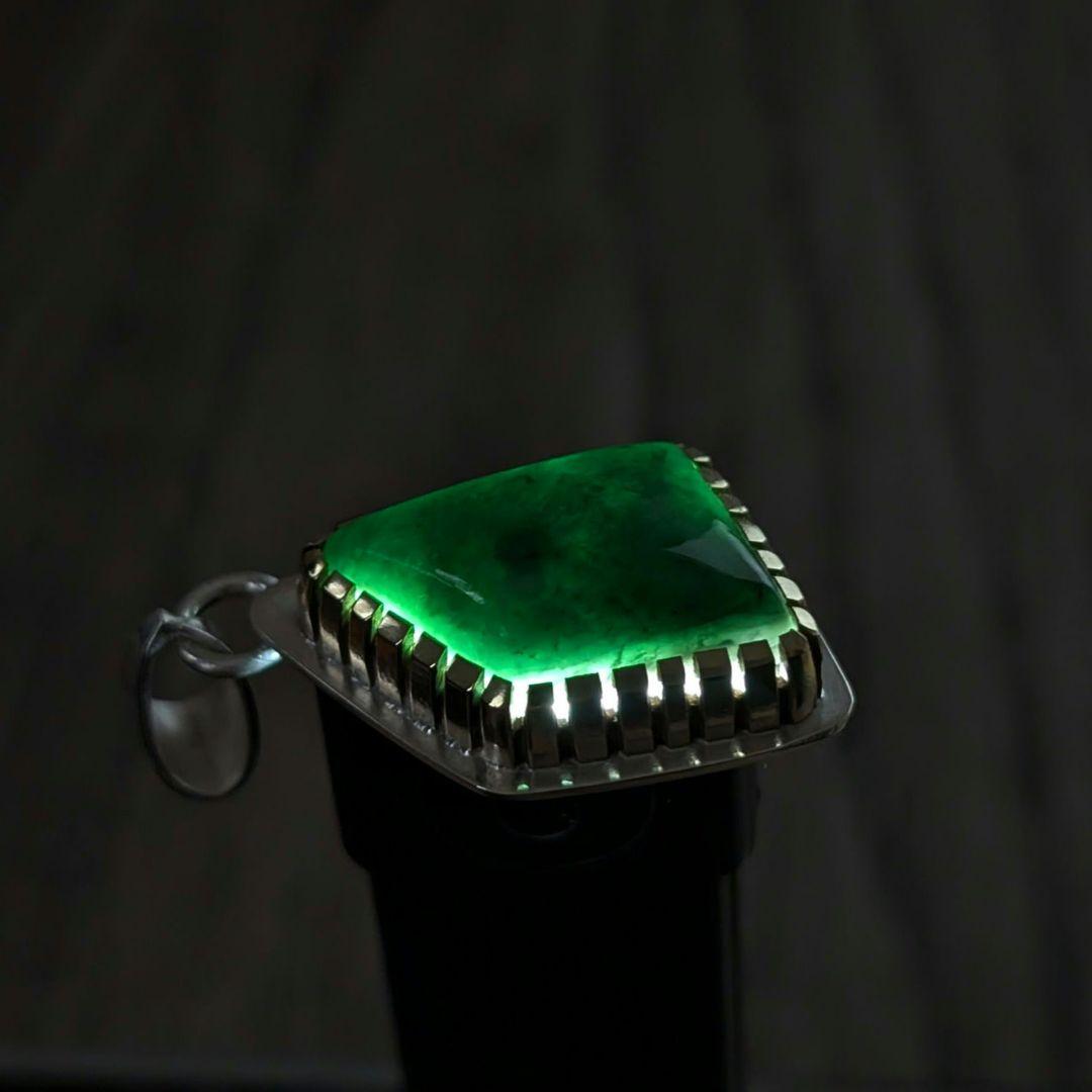 ハンドメイドの糸魚川翡翠トップ　ネックレストップ　インディアンジュエリー風