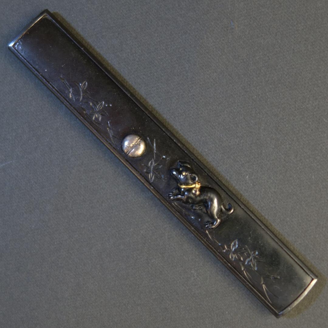 鍔 鐔 小柄 刀装具 日本刀 骨董【赤銅磨地 高肉彫 金銀象嵌 遊仔犬図小柄】