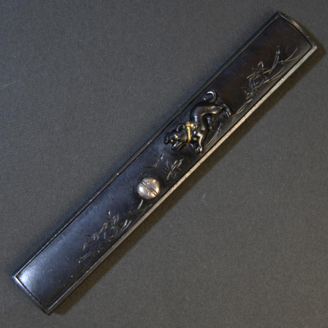 鍔 鐔 小柄 刀装具 日本刀 骨董【赤銅磨地 高肉彫 金銀象嵌 遊仔犬図小柄】