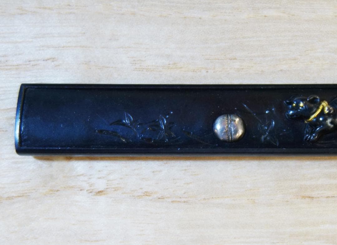 鍔 鐔 小柄 刀装具 日本刀 骨董【赤銅磨地 高肉彫 金銀象嵌 遊仔犬図小柄】