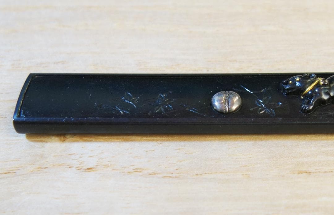 鍔 鐔 小柄 刀装具 日本刀 骨董【赤銅磨地 高肉彫 金銀象嵌 遊仔犬図小柄】