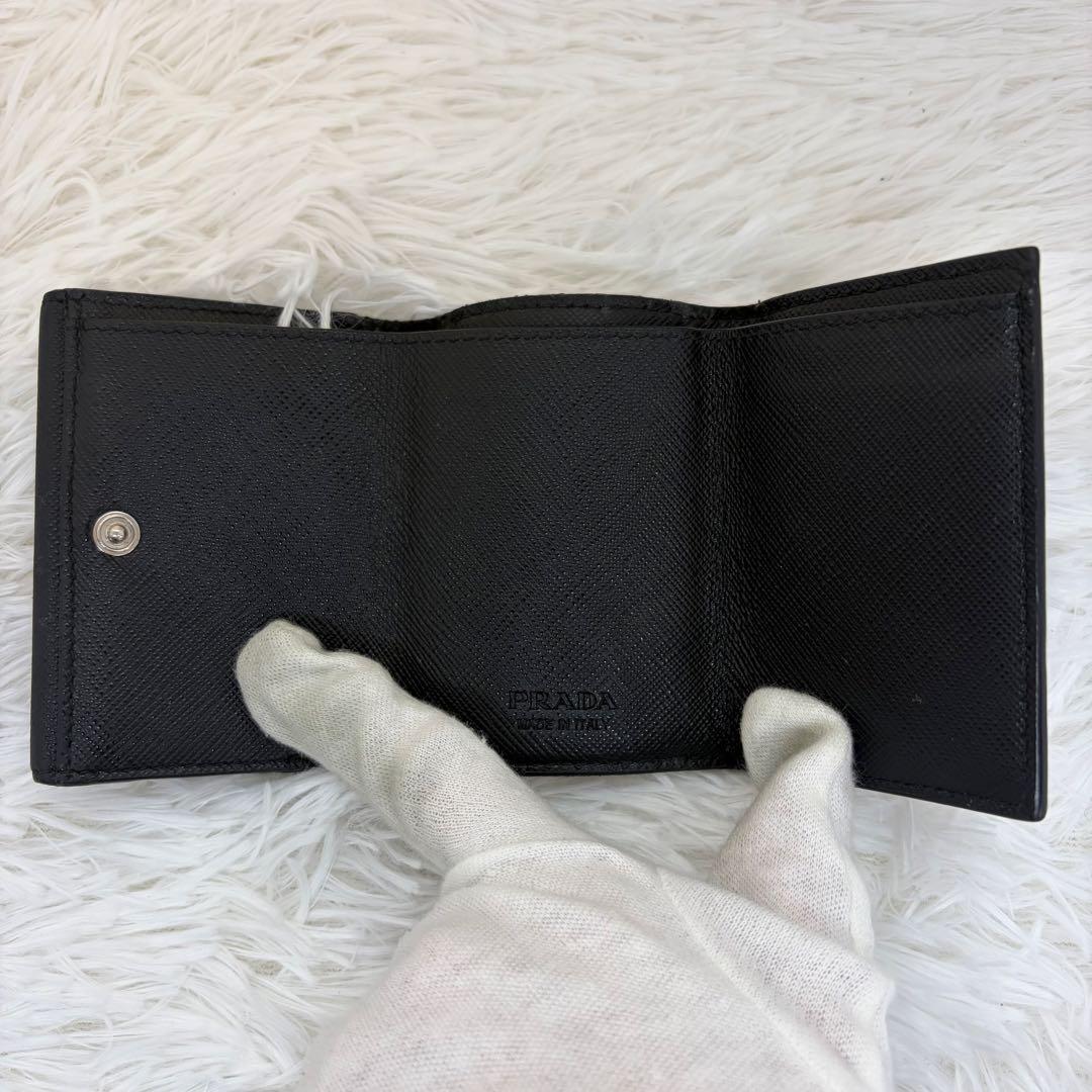 美品✨️プラダ 三つ折り財布 三角ロゴ レザー サフィアーノ ブラック