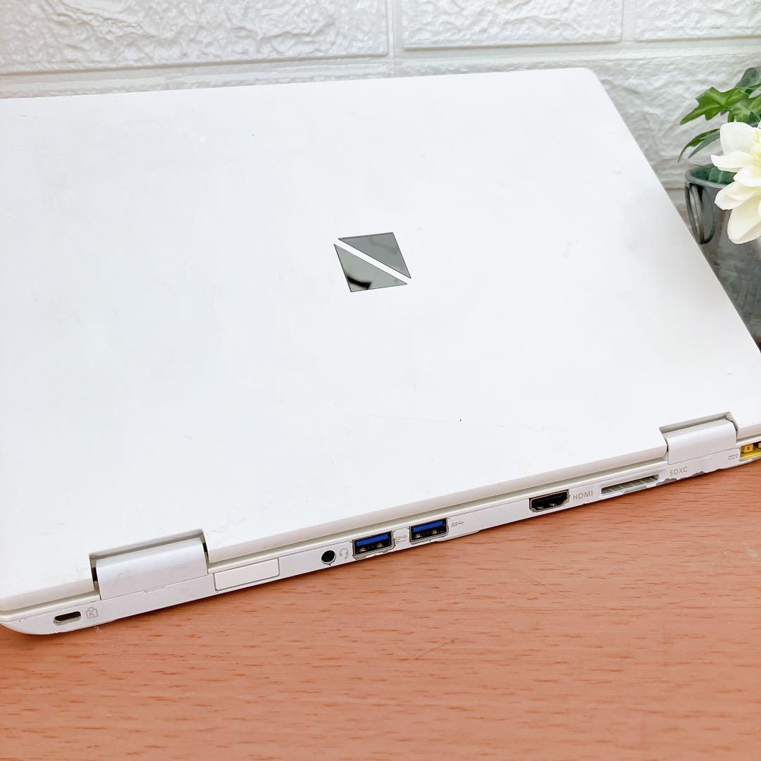 小型軽量・爆速SSD・初心者OK！Windows11白ノートパソコン☆