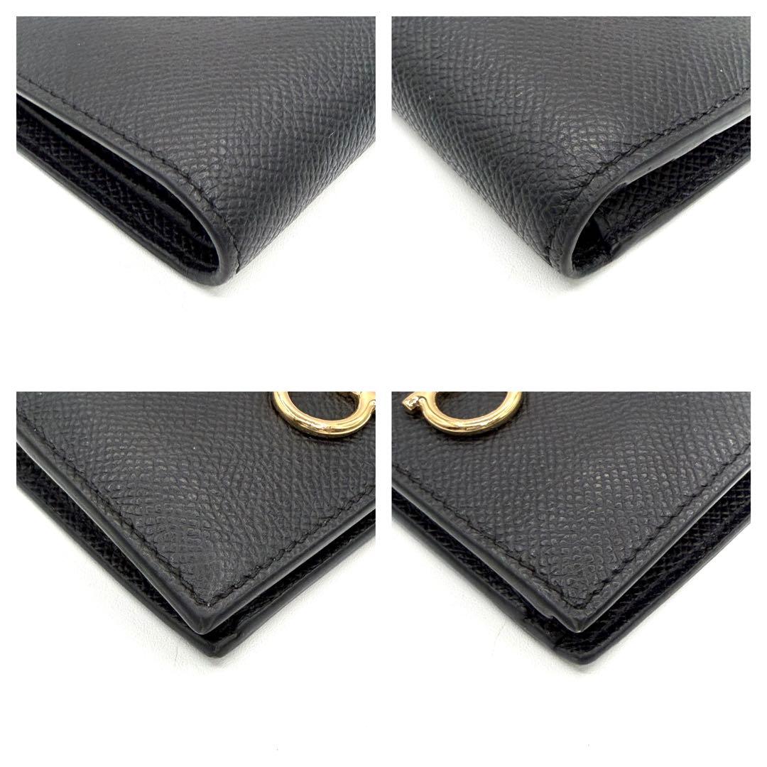 超美品　Salvatore Ferragamo ブラック 二つ折り財布　レザー