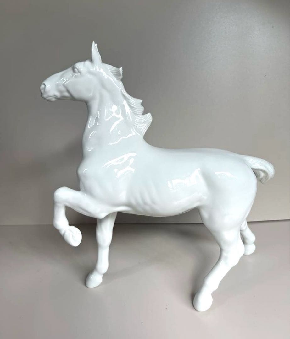 11月27日迄の掲載： ☆ 鍋島大吾作　白磁 駿馬　陶器彫刻