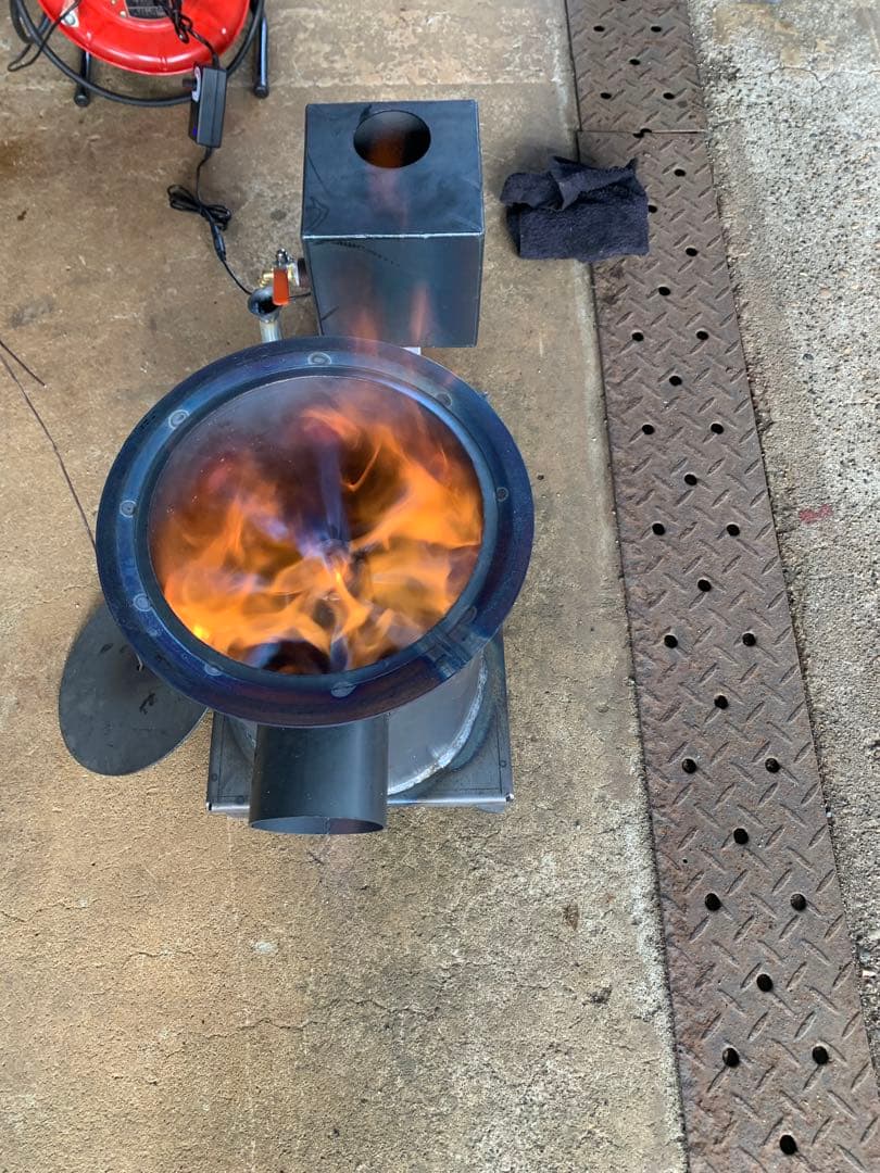 廃油ストーブ 煙突アダプタ付き80mm、100mm煙突使えます。