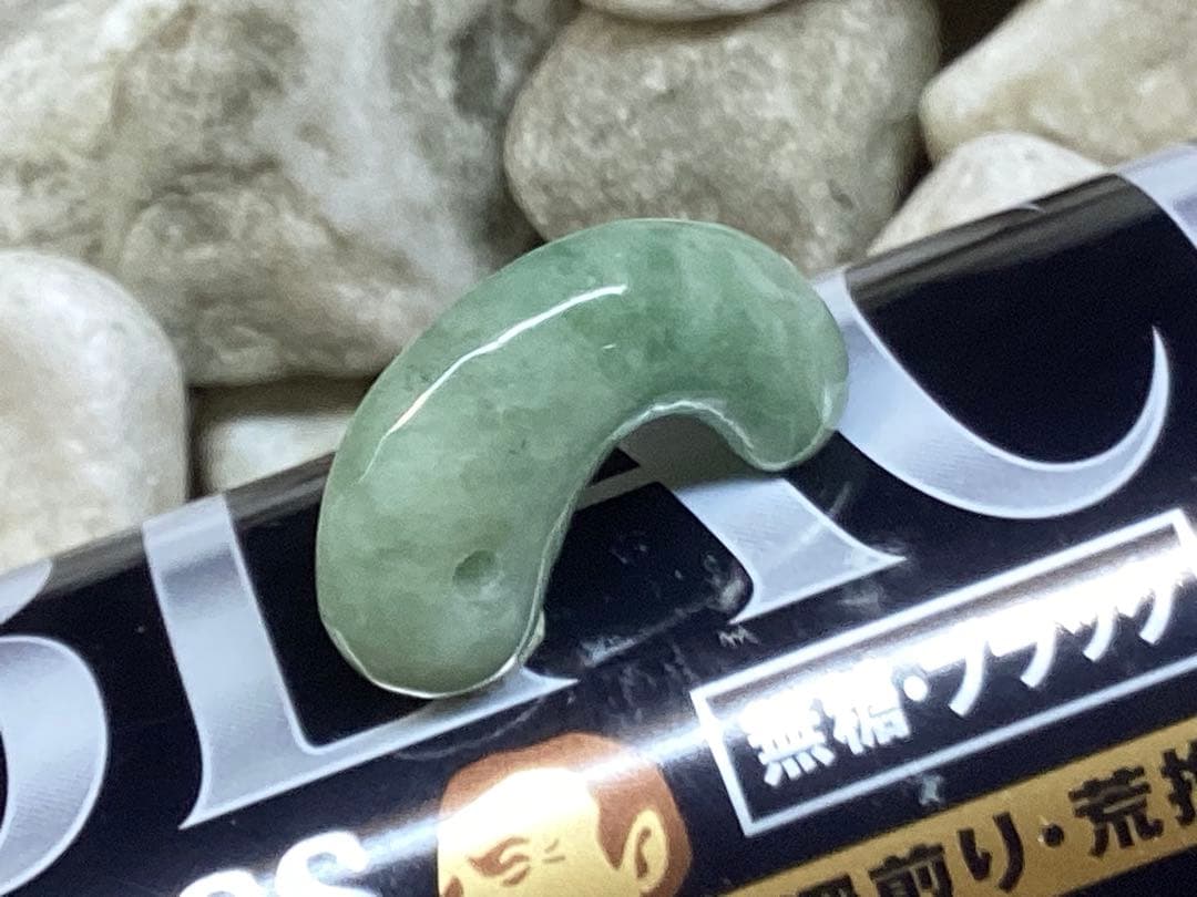 ✳摩訶不思議*開運導き　糸魚川翡翠勾玉*緑色‼️鑑別書付　特別製作の平塚古墳型‼️