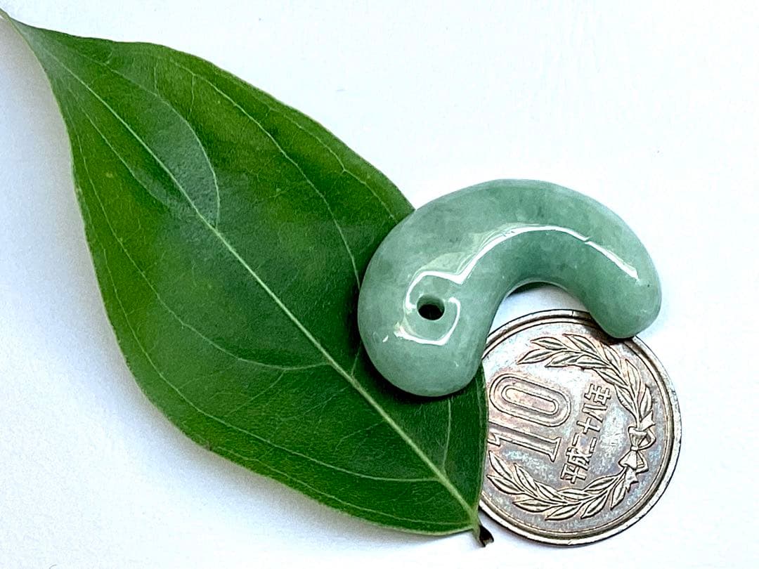 ✳摩訶不思議*開運導き　糸魚川翡翠勾玉*緑色‼️鑑別書付　特別製作の平塚古墳型‼️