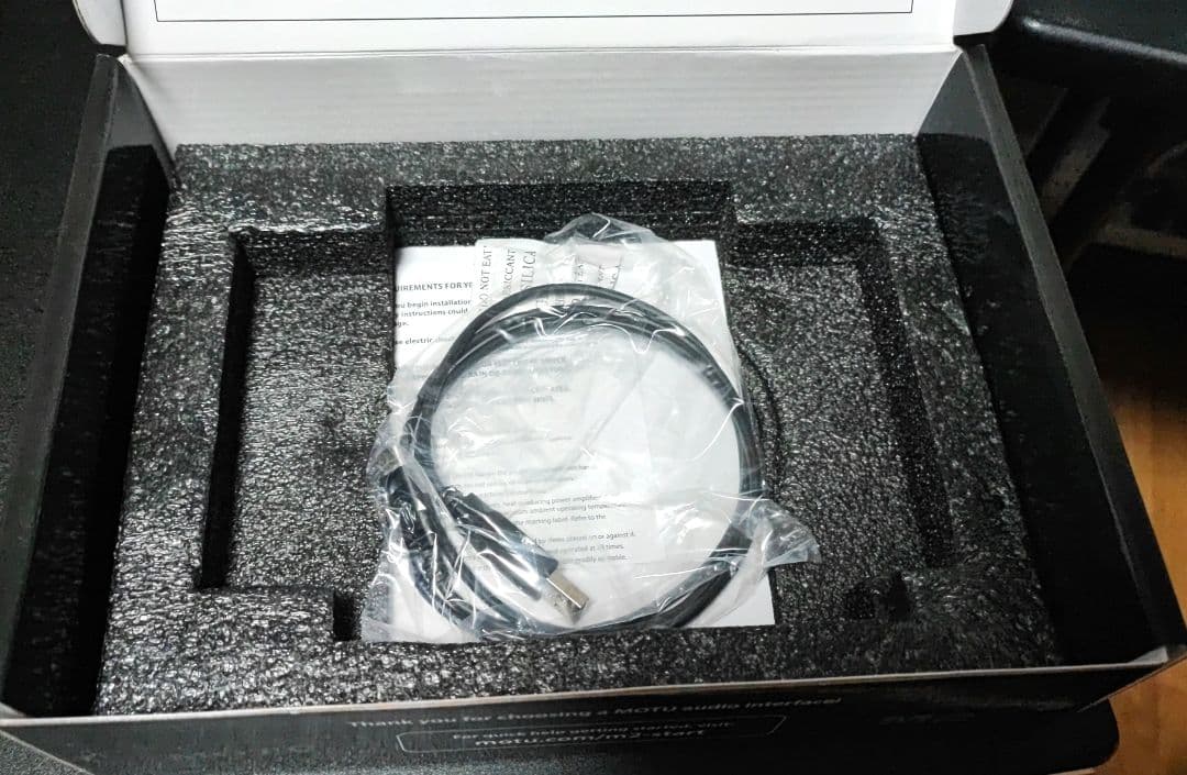 MOTU M2 インターフェース【液晶破損有り】