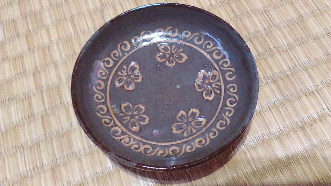 古唐津　平盃・小皿（黒）三島象嵌　桜花　椎の峰窯　完品